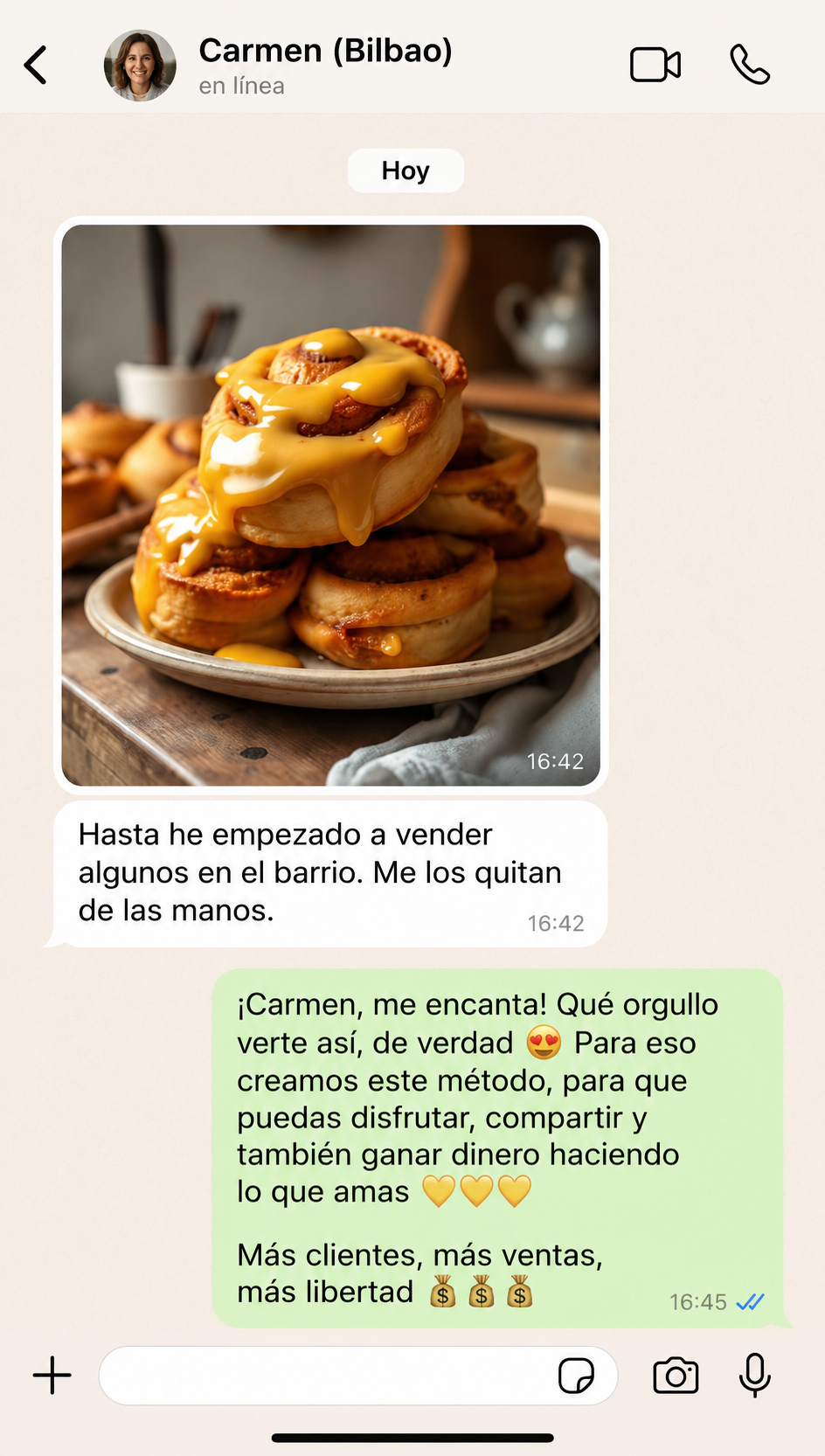 Conversación de WhatsApp con Carmen de Bilbao mostrando cinnamon rolls