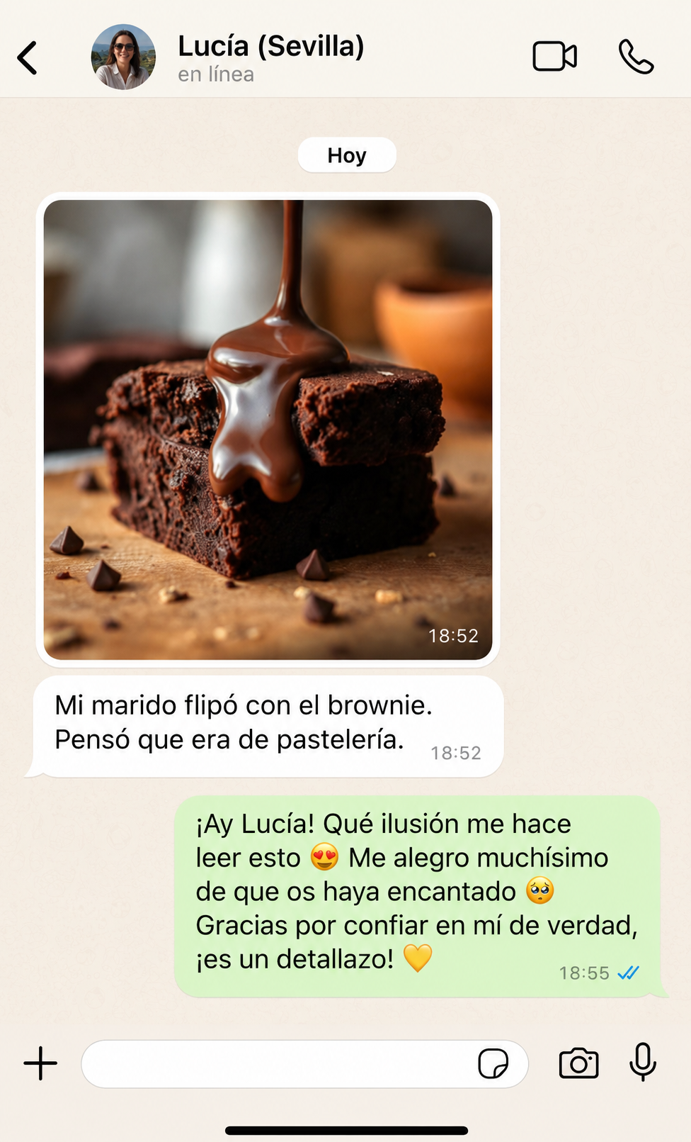 Conversación de WhatsApp con Lucía de Sevilla mostrando un brownie