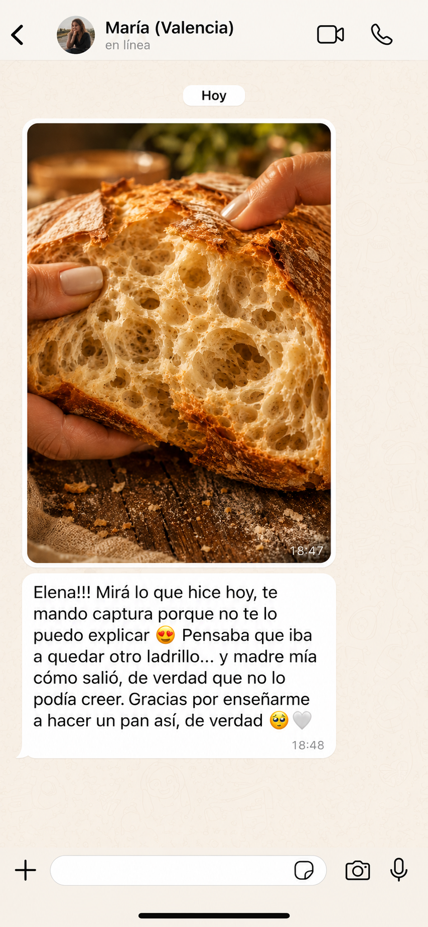 Conversación de WhatsApp con María de Valencia mostrando un pan artesanal